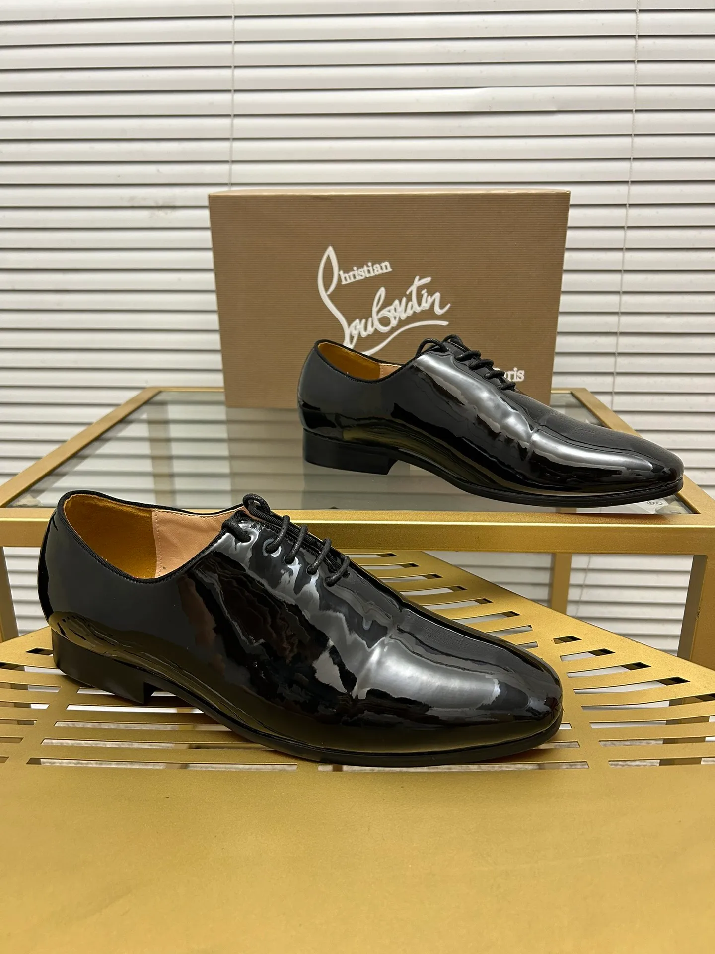 (Customized model) Ex-factory price is 500. christian louboutin (CL red sole shoes) counter series, casual leather shoes for couples 📢 📢 📢 Exclusive hot style release 🎈🎈💪 Movable latex feet 👻 Finished outsole line [Proud] 😝Female 35-40# Male 38#-46, global supply😝 [Top version]: Original imported genuine leather upper, top original leather lining, original molded TPU outsole, original 1:1 detail processing, original shoe last,